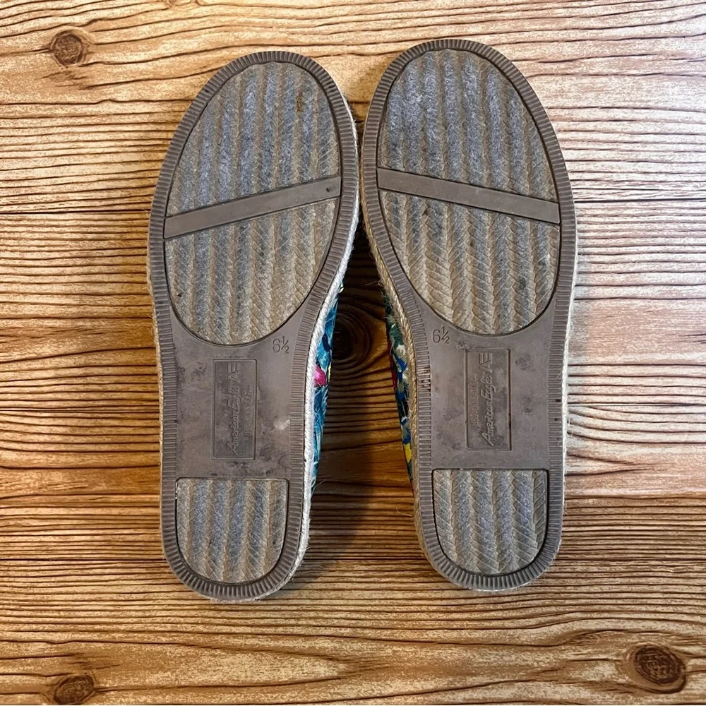 American Eagle Size 6.5 Floral Slip On Canvas Flat Shoes Closed Toe